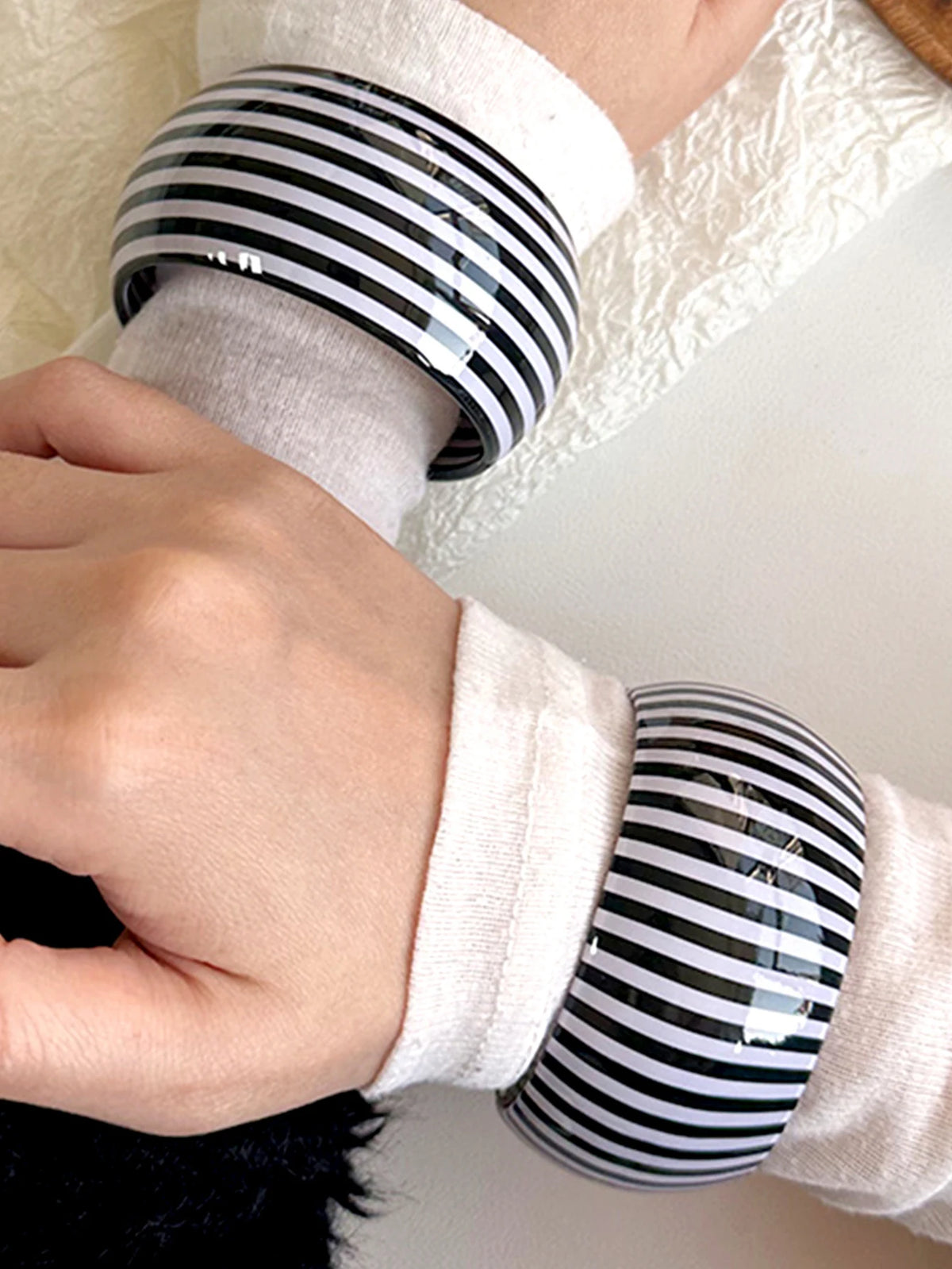 Retro Black-and-White Contrast Striped Geometric Wide Resin