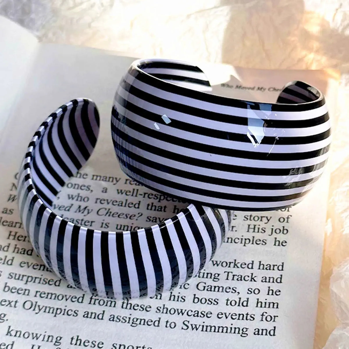 Retro Black-and-White Contrast Striped Geometric Wide Resin